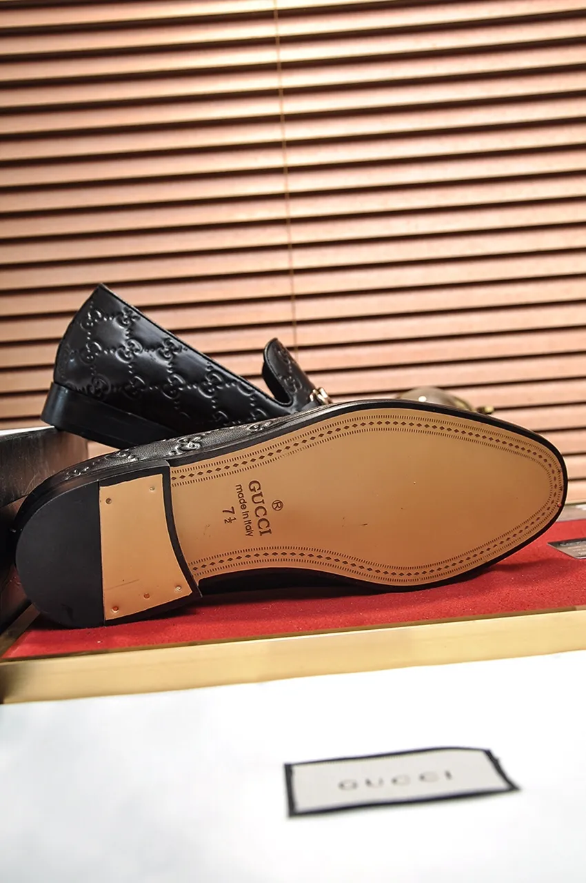 Men's shoes💰500💶Italy's top luxury men's shoe giant (GUCCI) (Gucci) (full cowhide lining) new arrival🍃Original European style🔰 Pleasant to the eye😍In order to make the shoes more durable and non-deformable🌀The production continues to follow traditional methods but there is still no lack of innovation💪Choose original sheepskin for the leather♻️ Smooth and natural And extra bright ⭐Made of imported cowhide, the first choice of rich people 38-45 (45 customized)